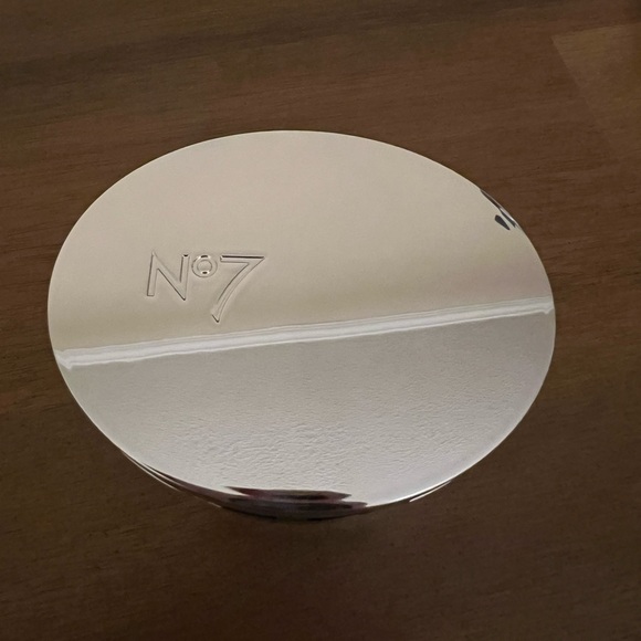 No 7 Lift and Luminate Triple Action Finishing Powder in LIGHT - Picture 2 of 4